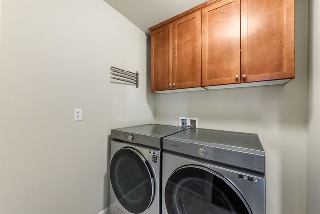 Building Photo - Welcome to this stunning 4-bedroom, 2.5-bath home in desirable Mill Creek, WA.