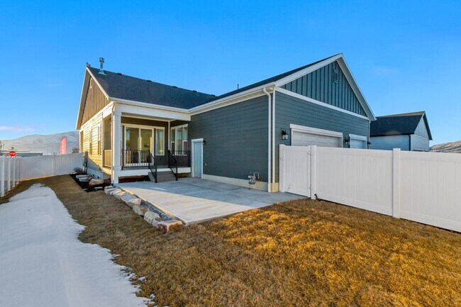 Building Photo - Modern Home in Heber – Available Now!