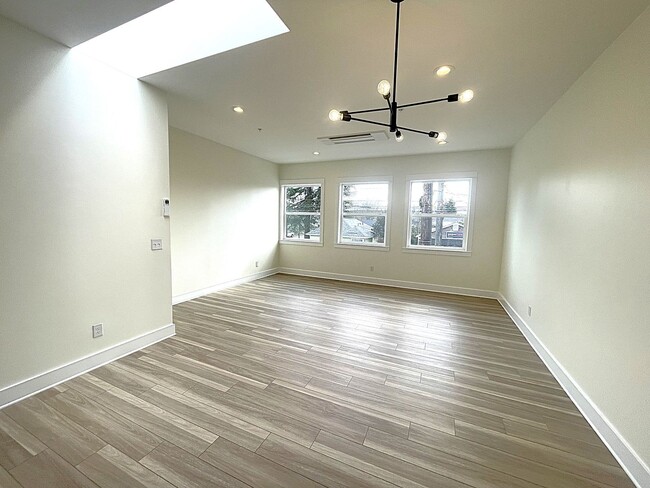 Building Photo - 4745 NE Fremont St