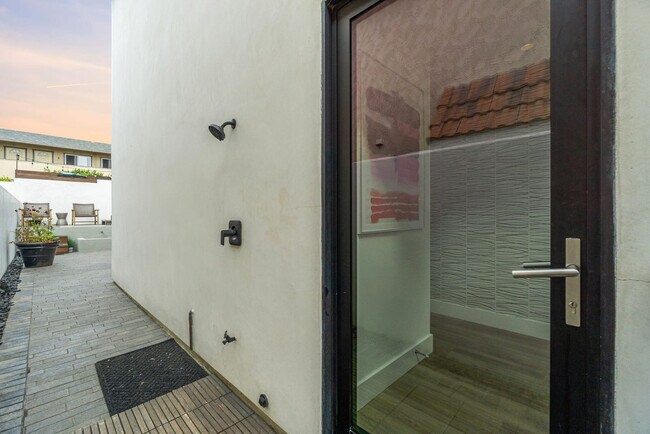 Building Photo - 3470 Carlsbad Blvd