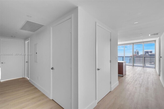 Building Photo - 495 Brickell Ave