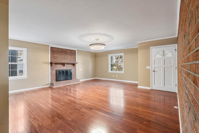 Building Photo - 2201 Knollwood Dr