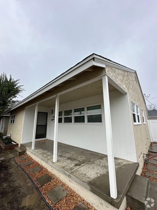 Building Photo - Newly Remodeled 2 Bedroom Home