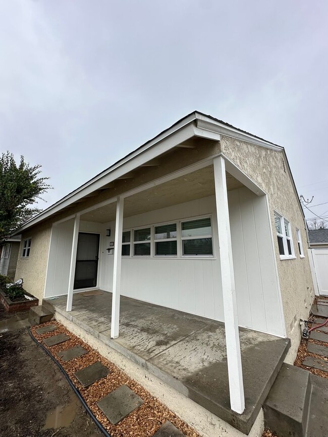 Primary Photo - Fully Remodeled 2 Bedroom Home with Large ...