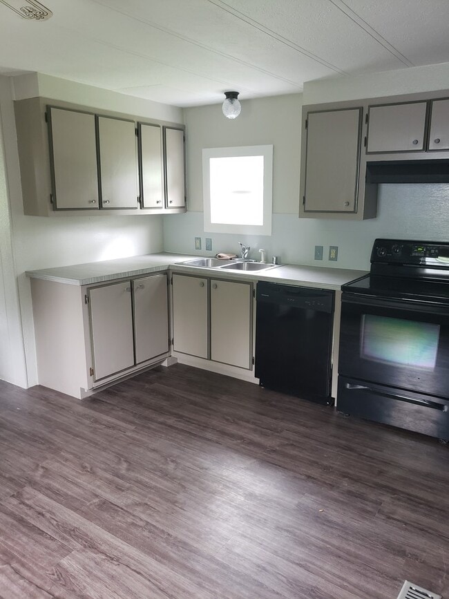 Building Photo - 3 bed 1.5 bath mobile