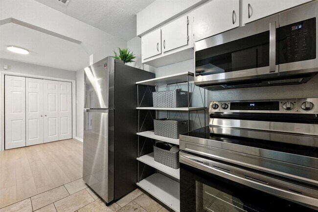 Building Photo - 6903 Deatonhill Dr
