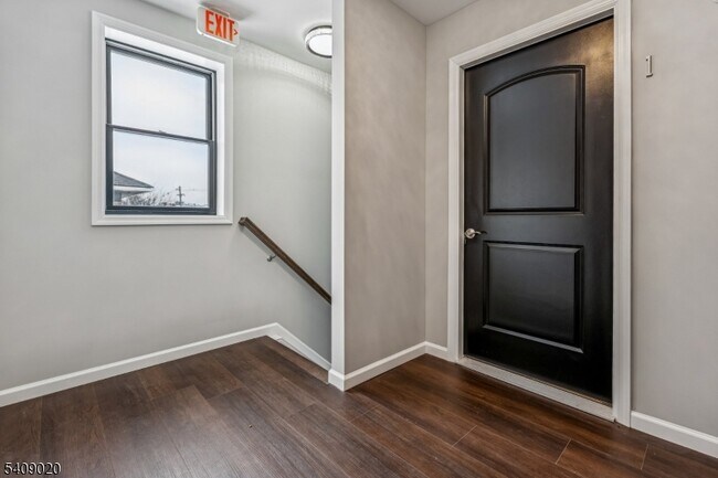 Building Photo - 268 Morris Ave