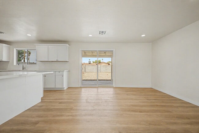Building Photo - 3430 E Poinsettia Dr