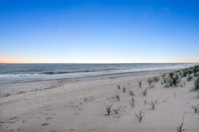 Building Photo - 473 Dune Rd
