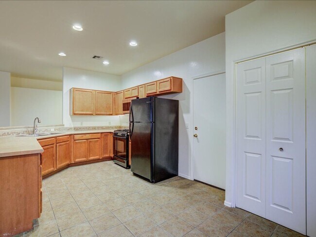 Building Photo - Spacious 3 Bedroom 2 Bathroom Home with Large Backyard & 2 Car Garage!