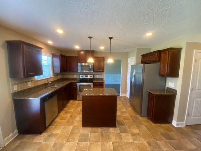 Building Photo - HUGE FENCED YARD, COMMUNITY POOL