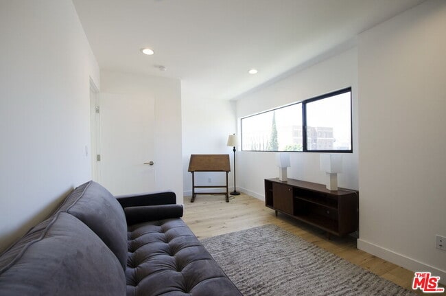 Building Photo - 860 S Wilton Pl