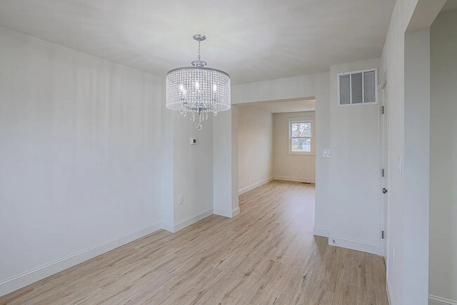 Building Photo - Beautiful 3 Bedroom 1.5 bath Move-In Ready!