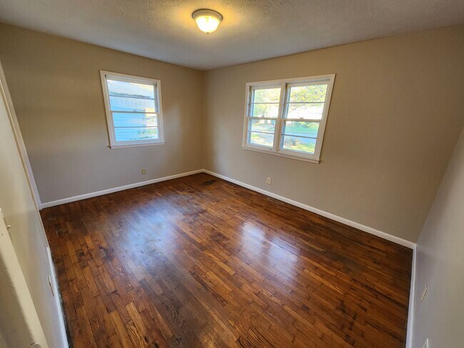 Building Photo - Spacious 3-Bedroom, 1-Bathroom Home AVAILABLE NOW!!