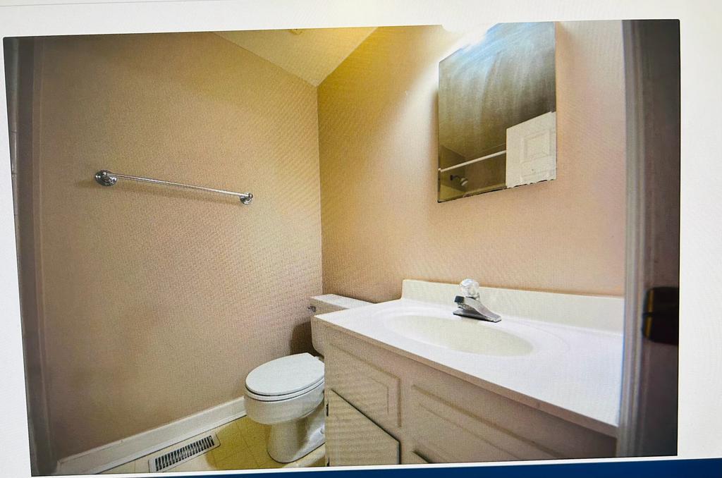 Building Photo - 8051 Hetz Dr