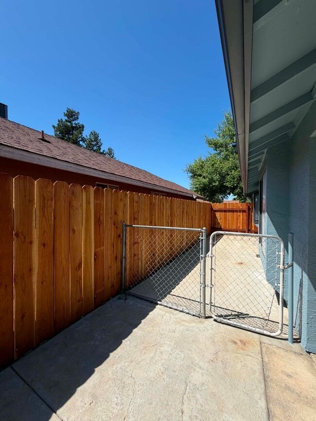 Building Photo - Beautifully Updated 3 Bedroom Home