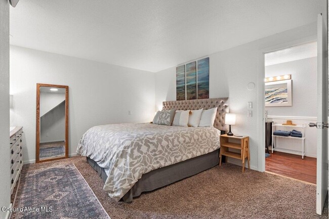 Building Photo - Great CDA Location!