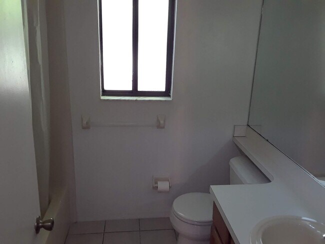 Building Photo - Lovely 3 Bedroom 2 Bathroom HOME!!!