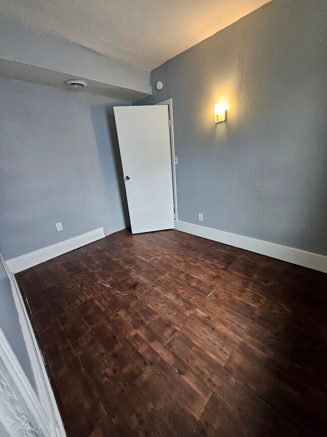 Building Photo - Upper 3 bedroom unit