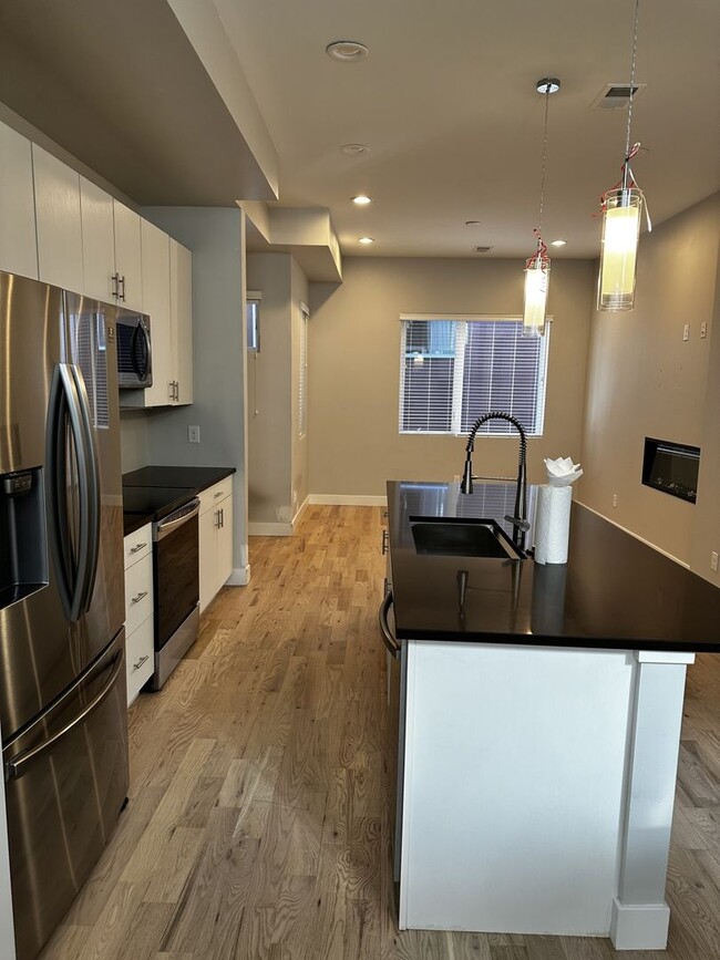 Building Photo - Available Early March!!  Briaght and light with fantastic Views!!