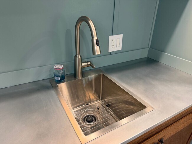 Building Photo - Updated and Stylish Studio Includes Utilities!