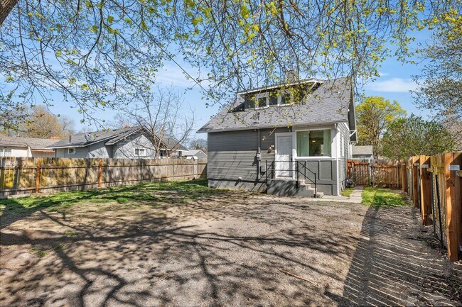 Building Photo - Great Location! Northtown Charmer!