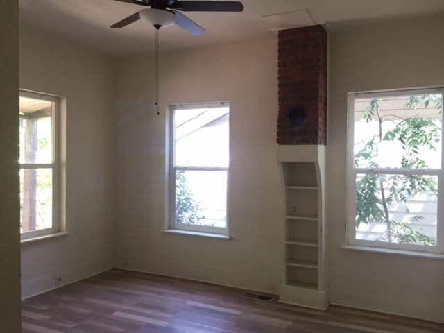 Building Photo - **RESERVE NOW FOR SUMMER 2026* * Great 5 Bedroom house close to Downtown