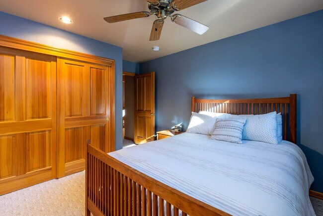 Building Photo - 17028 Cooper Dr