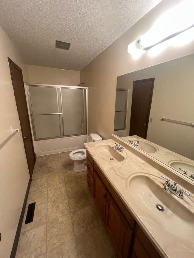 Building Photo - Southeast Erie 3 Bed with 2 Car Garage