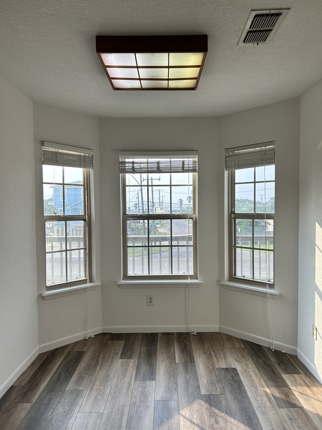 Building Photo - 4042 Laguna Shores Rd