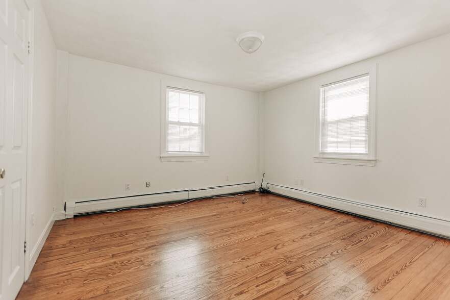 Bedroom with closet - 31 Catherine St