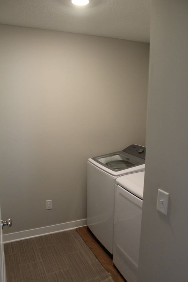 Building Photo - Spacious 5 BR Home in Avon Schools!