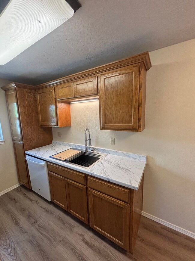 Building Photo - 13th St Townhome