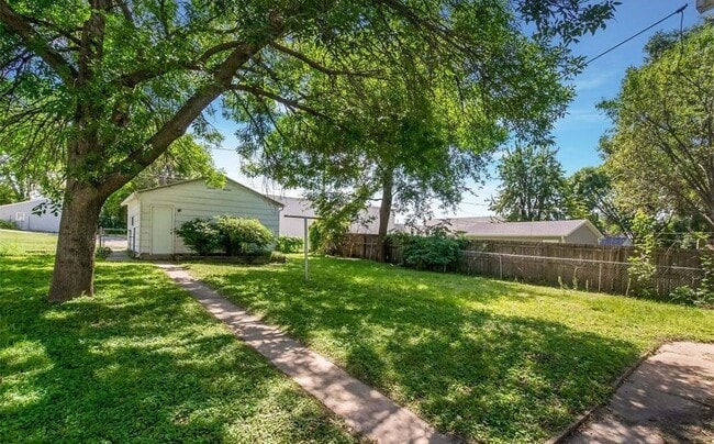 Building Photo - 1050 17th St NE