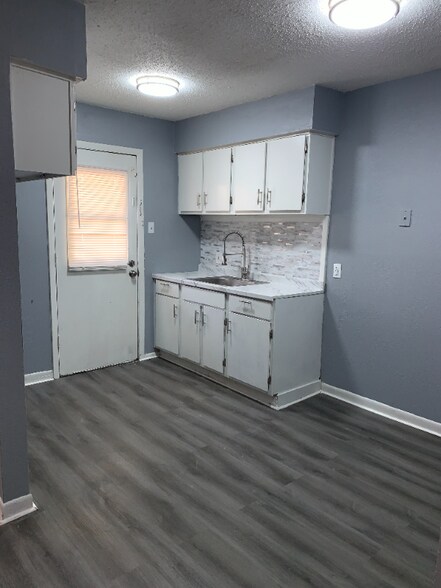 Building Photo - 1735 Delano Ave