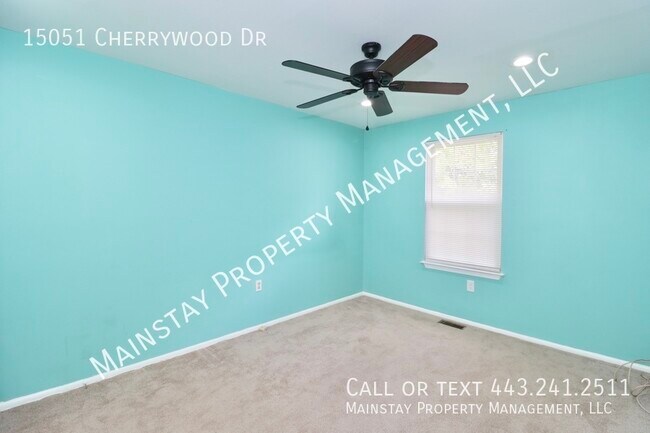 Building Photo - Updated End Unit Townhome W/ Fenced in Yard!