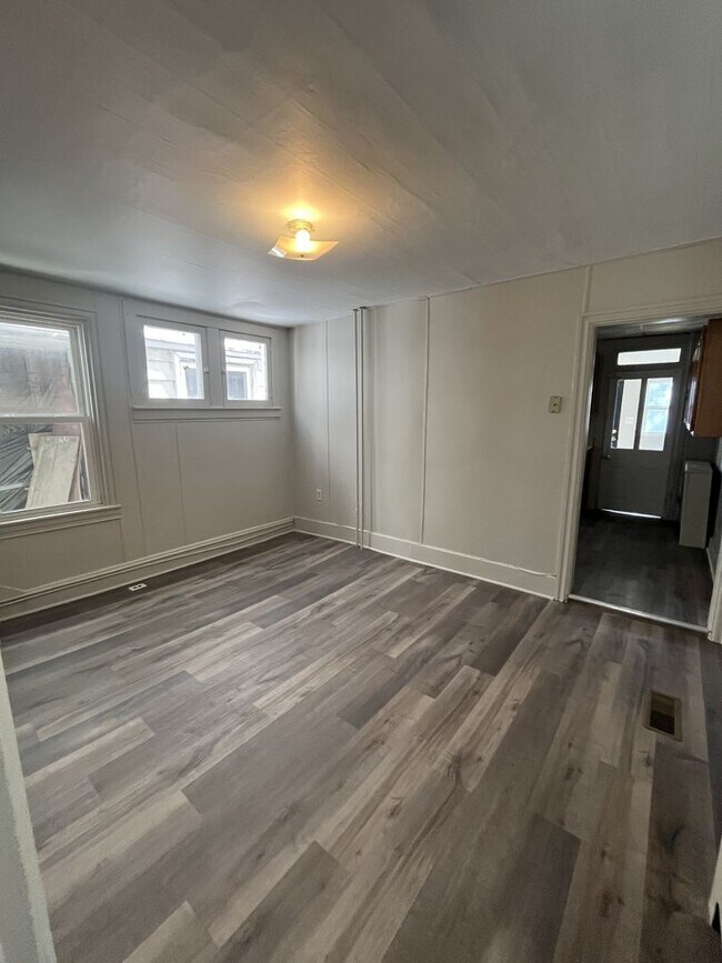 Building Photo - 236 E King St