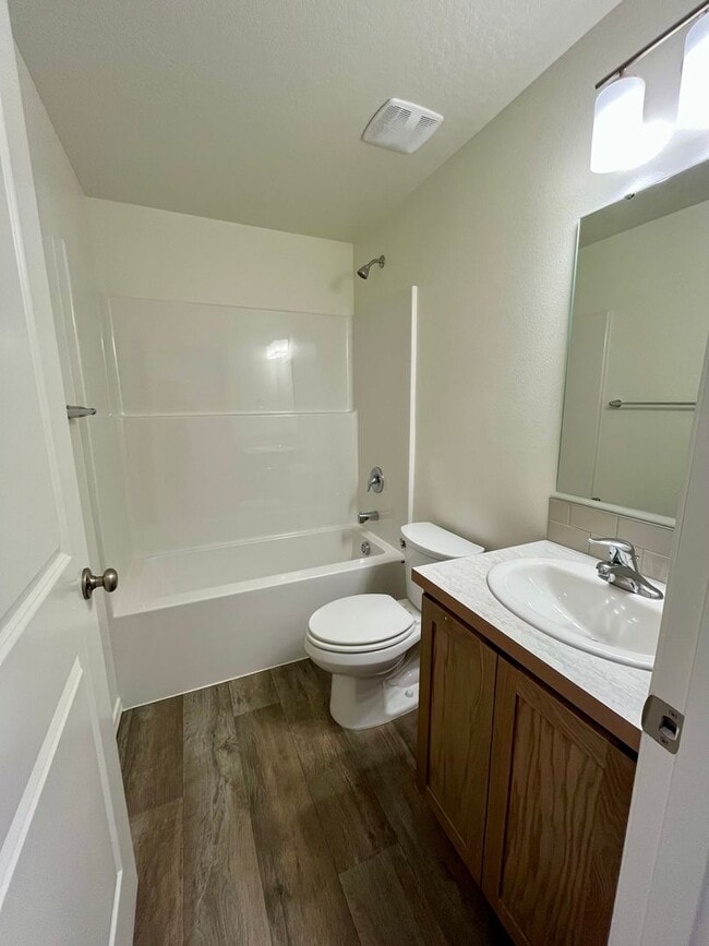 Building Photo - Corner Townhome!