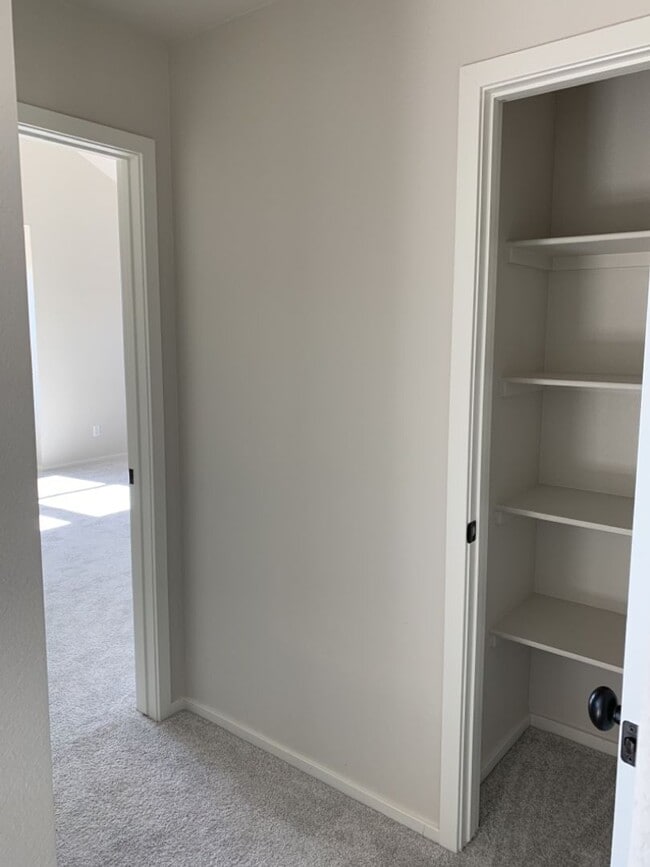 Building Photo - Exquisite 4 Bed 2.5 Bath Single Family Home with 3-car garage