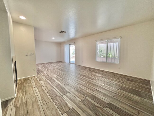 Building Photo - Spacious 4 Bed, 3 Bath Two-Story Home with...