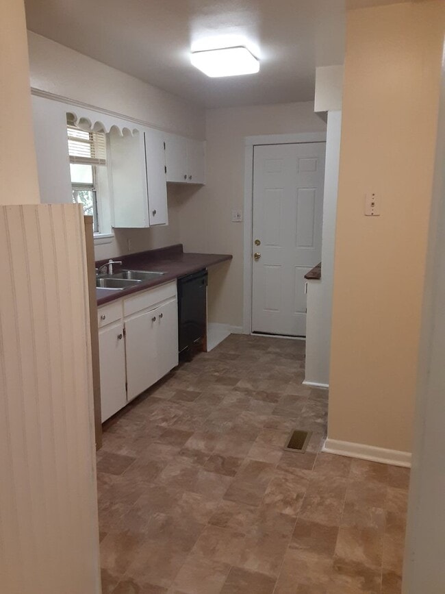 Building Photo - 4 Bedroom Home