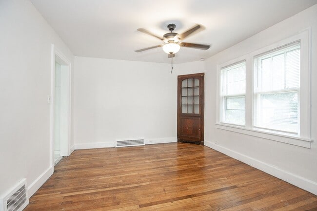 Building Photo - 3 Bedroom/2 bath Single House!! Euclid!!!