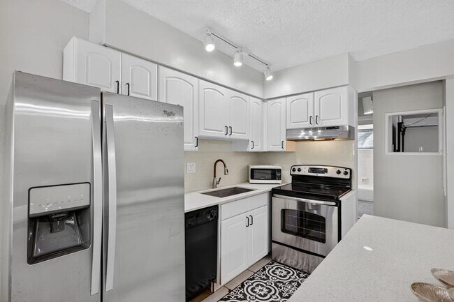 Building Photo - 2624 NE 30th Pl