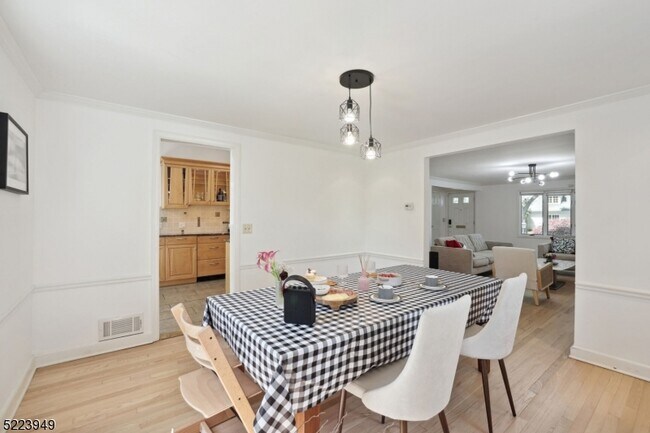 Building Photo - 24 Thackeray Dr