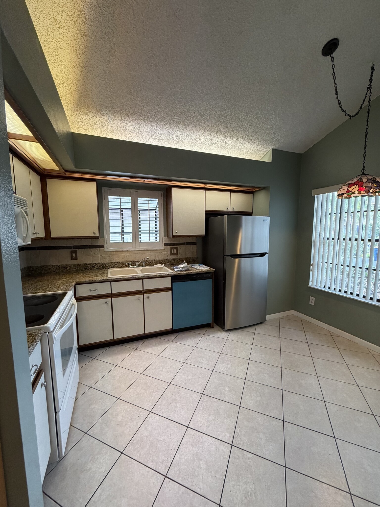 Building Photo - 3 Bed/2 Bath