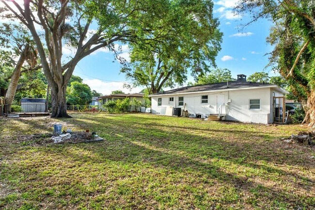 Building Photo - 1352 Parkwood St