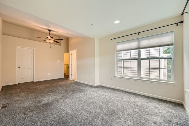 Building Photo - Spacious & Stylish 3BR/2.5BA TH in Frankli...