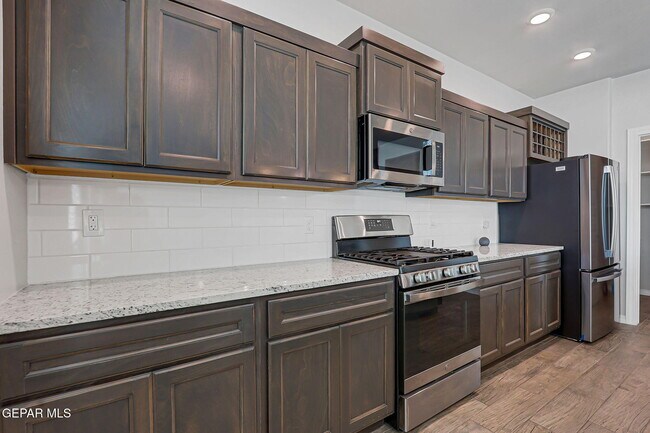 Building Photo - 13130 Oakhampton Ave