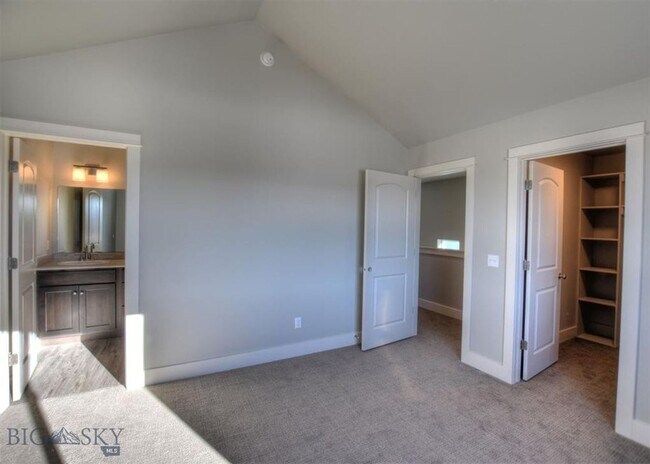 Building Photo - Gorgeous Townhouse - 3 Bedrooms and 2 1/2 Bathrooms