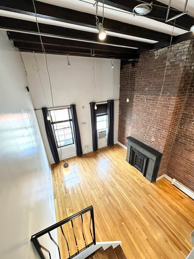 Building Photo - 167 Christopher Columbus Dr